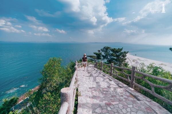 李连杰携妻女游玩,62岁的利智尽显慈祥老态,与过去判若两人